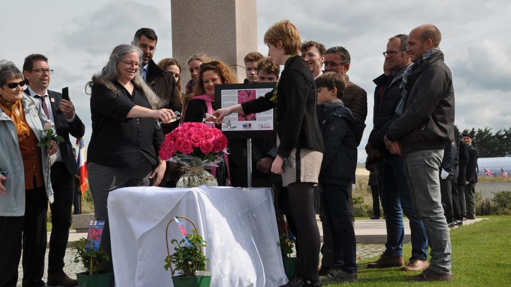 Le baptême du rosier ‘Remember®’ le dimanche 7 avril à Utah Beach (Normandie) est la première édition d’un collectif de rosiéristes du bassin de Doué-la-Fontaine (Anjou). © Select’Roses Le baptême du rosier ‘Remember®’ le dimanche 7 avril à Utah Beach (Normandie) est la première édition d’un collectif de rosiéristes du bassin de Doué-la-Fontaine (Anjou). © Select’Roses